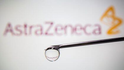 El logotipo de AstraZeneca se refleja en una gota en la aguja de una jeringa . Foto de archiivo Nov 9, 2020. REUTERS/Dado Ruvic/Illustration/File Photo