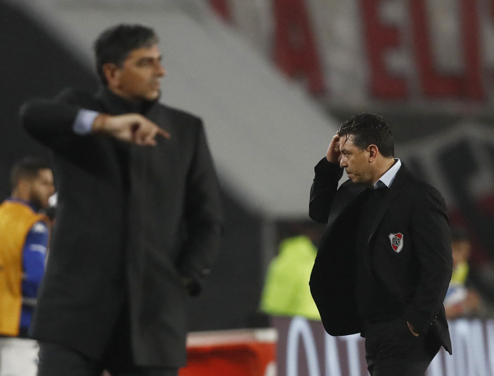 Gallardo y Biscay se quejaron por el gol anulado contra Tobar (REUTERS/Agustin Marcarian)