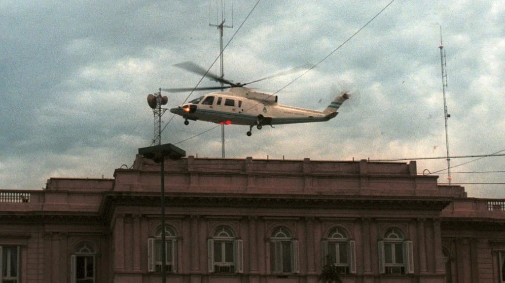 El helicóptero que lleva a Fernando de la Rúa tras su renuncia despega de la Casa Rosada