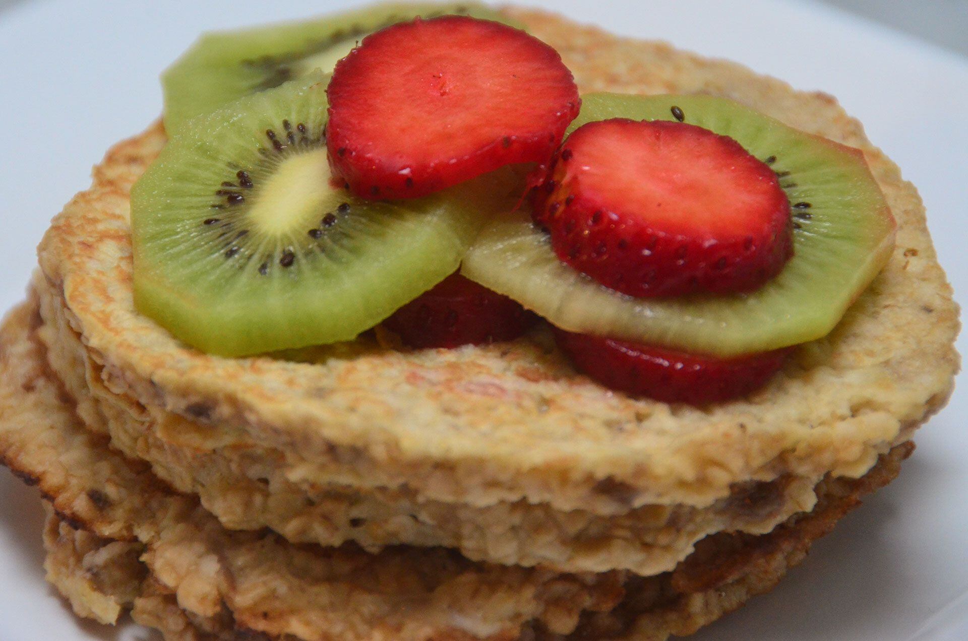 Pancakes con kiwi y frutilla  (Matías Arbotto)