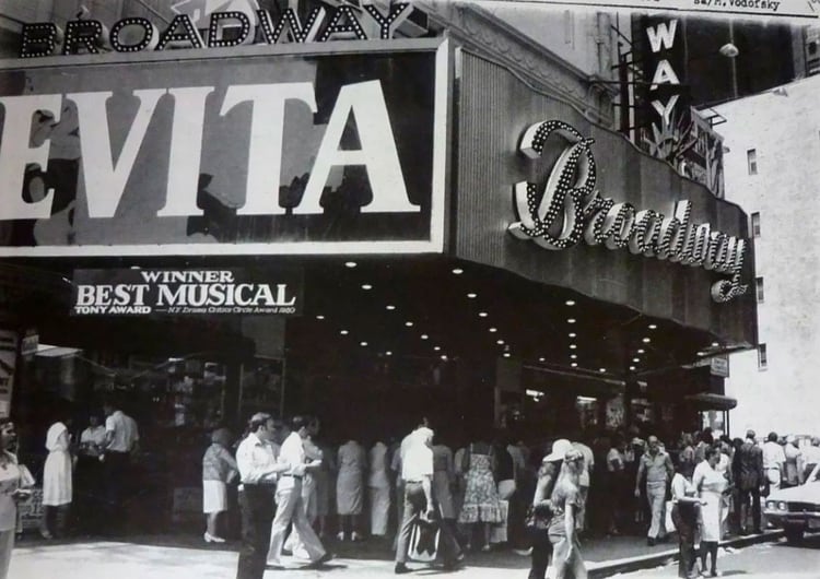 Famosa en el mundo entero, la vida de Eva ya tiene una exitosa comedia musical estrenada en Broadway y Londres, un film protagonizado por Madonna y una teleserie encabezada por Faye Dunaway