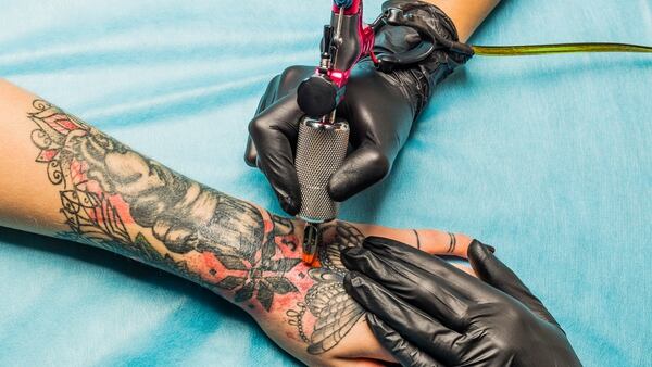 Los especialistas recomiendan que los tatuajes sean chicos, negros y en zonas fáciles de cubrir (Getty Images)