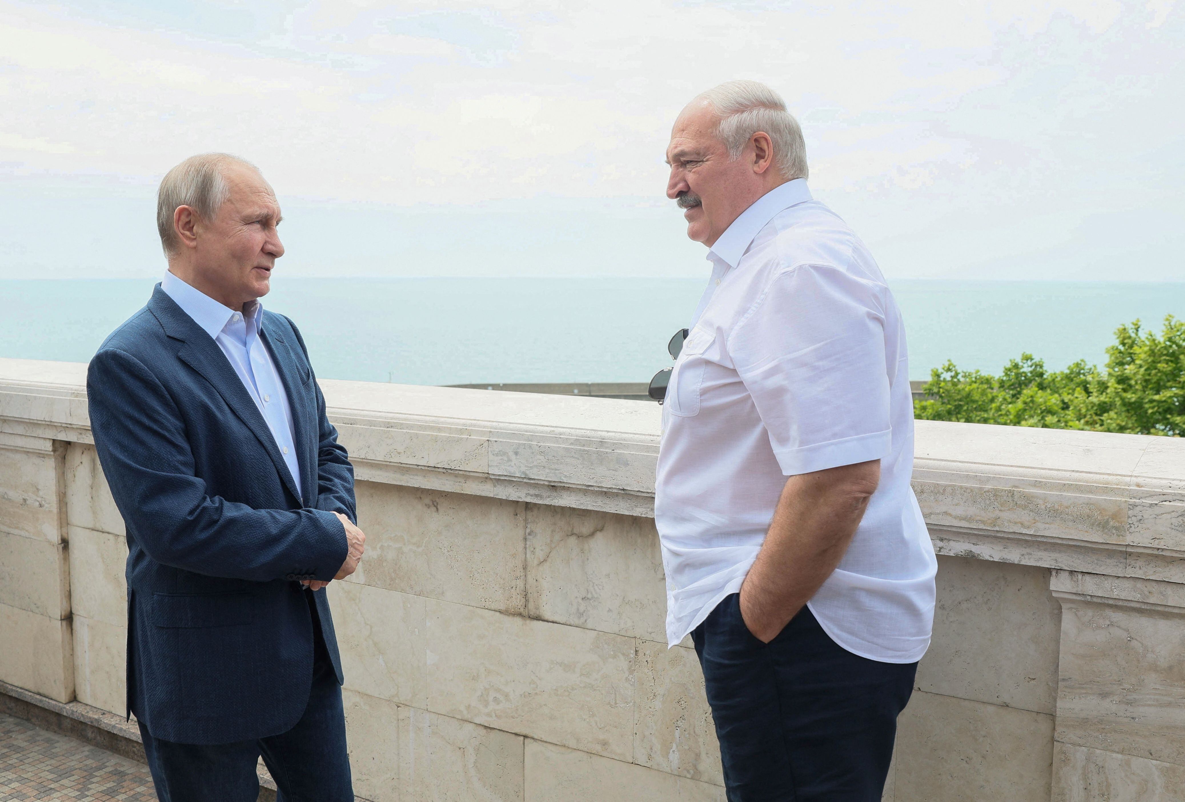 El presidente ruso, Vladimir Putin, se reúne con el presidente bielorruso, Alexander Lukashenko, en la residencia de Bocharov Ruchei en Sochi, Rusia, el 9 de junio de 2023. Sputnik/Gavriil Grigorov/Kremlin vía REUTERS 
