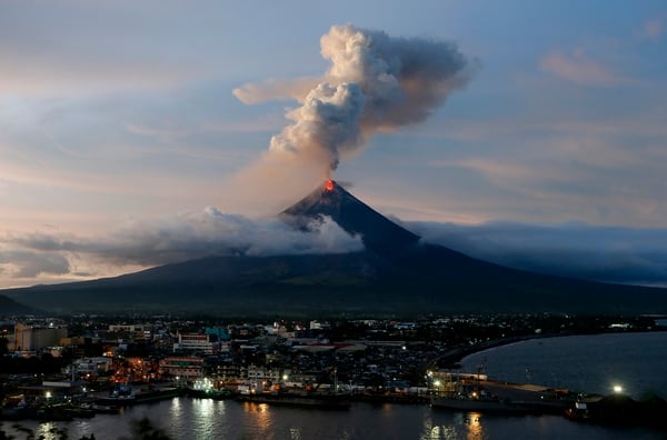 La erupción del volcán Mayon en Filipinas (AP)
