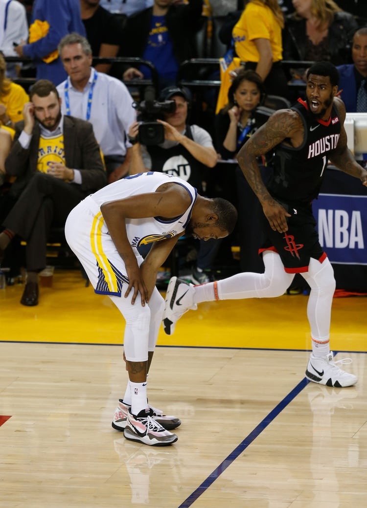Kevin Durant salió lesionado en el quinto juego de la serie entre Golden State Warriors y Houston Rockets (AFP)