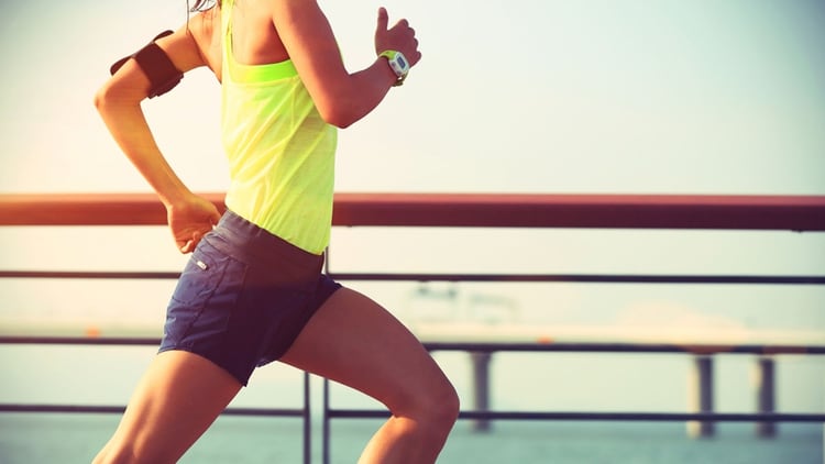 Indumentaria dry fit, brazalete porta celular y reloj inteligente, un atuendo deportivo para entrenar(Shutterstock)