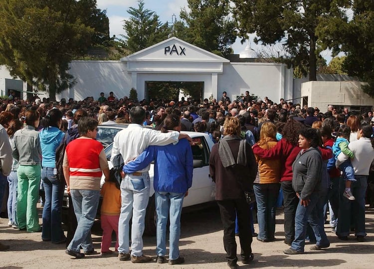 Habitantes de Carmen de Patagones despiden los restos de los tres alumnos de la escuela Islas Malvinas asesinados (FOTO NA: DIARIO POPULAR/HERNAN ESPAÑA) 