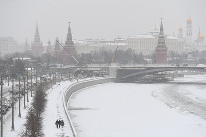 “En Moscú han caído 56 centímetros de nieve, la última vez que había caído tanta nieve en la capital fue en marzo de 2013”, dijo un portavoz del servicio meteorológico Fobos a la agencia RIA Nóvosti.
