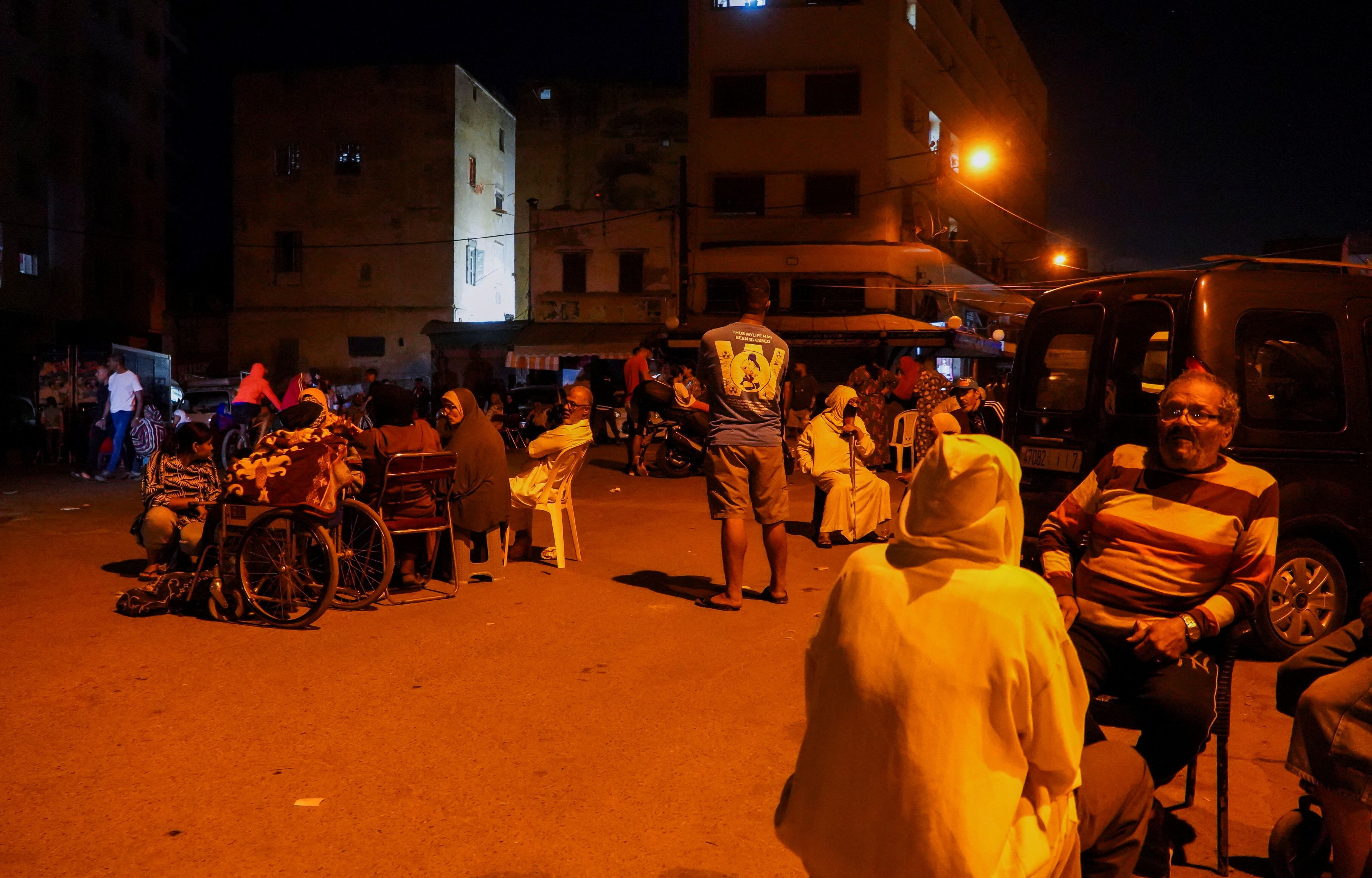 La televisión marroquí mostró escenas de las réplicas, con muchos residentes al aire libre por miedo a los temblores. (REUTERS)