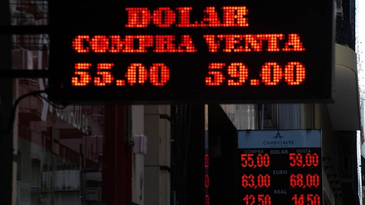El dólar cerró ayer a 59 pesos en la City porteña (foto Franco Fafasuli)