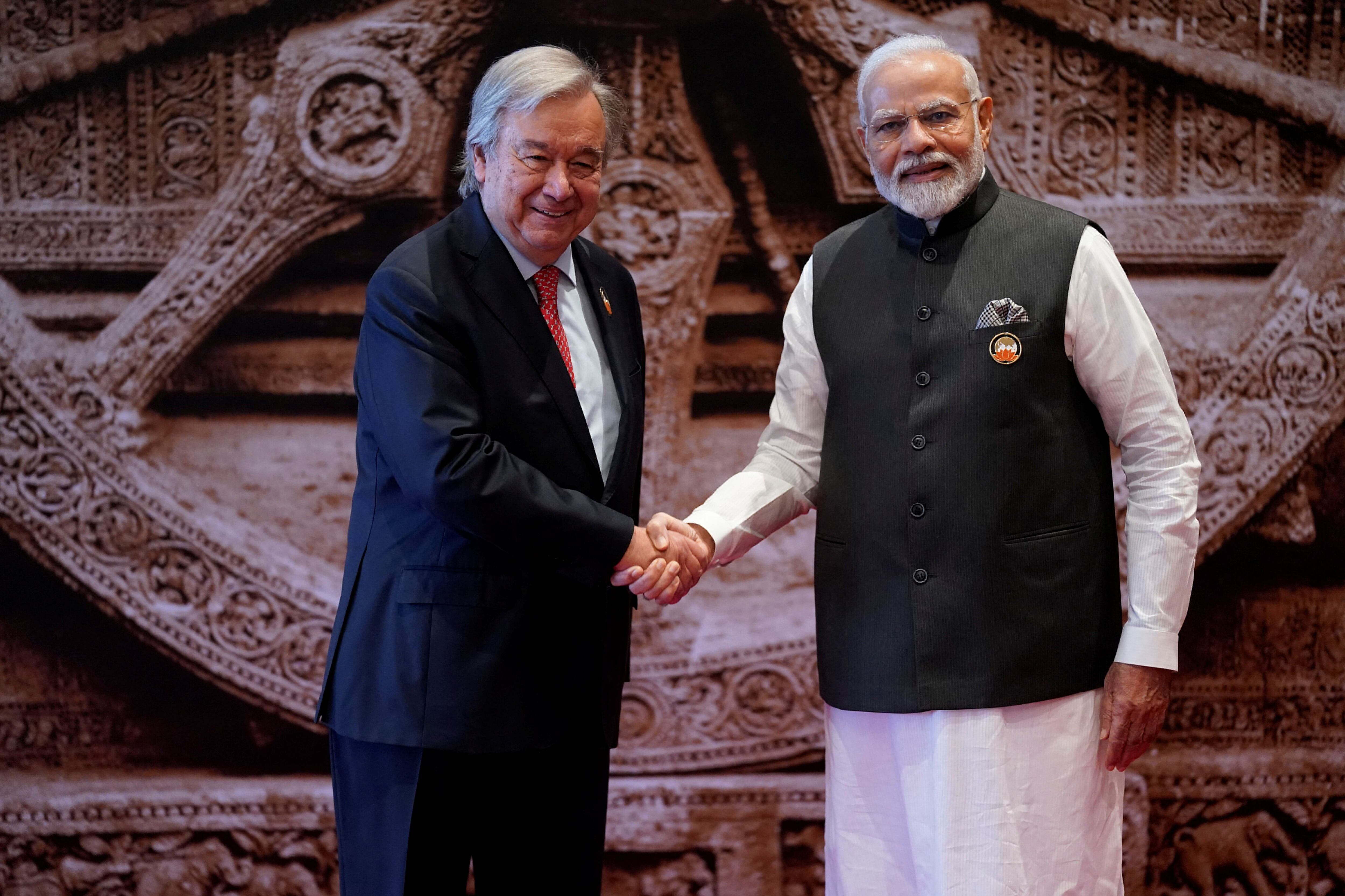 Narendra Modi le da la bienvenida a los líderes mundiales que llegan a la cumbre del G20. (REUTERS)