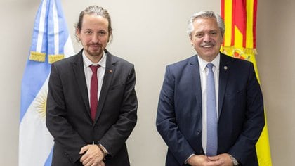Alberto Fernández junto al vicepresidente español y líder de Podemos, Pablo Iglesias