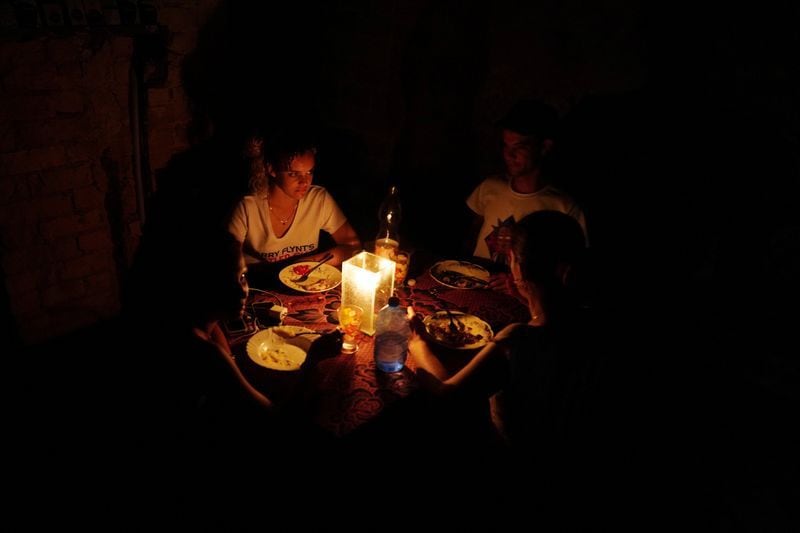 Una familia cena durante un apagón en La Habana, Cuba (REUTERS/Alexandre Meneghini/Archivo)
