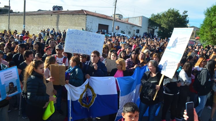Cientos de vecinos de Puerto Deseado se movilizaron para pedir justicia y más seguridad (DANA MORENO Y NATALI VERA/ LA OPINIÓN AUSTRAL)