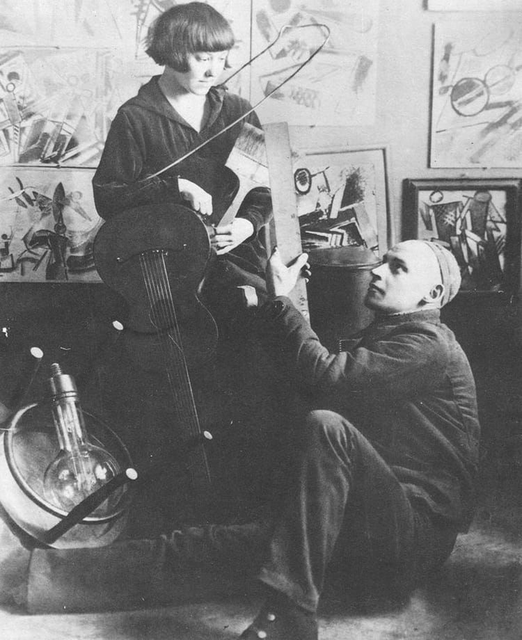 Varvara Stepánova y Aleksandr Ródchenko. Músicos callejeros. Fotografiados en su estudio, en la casa de Vasili Kandinsky, en 1921. Autor anónimo.
