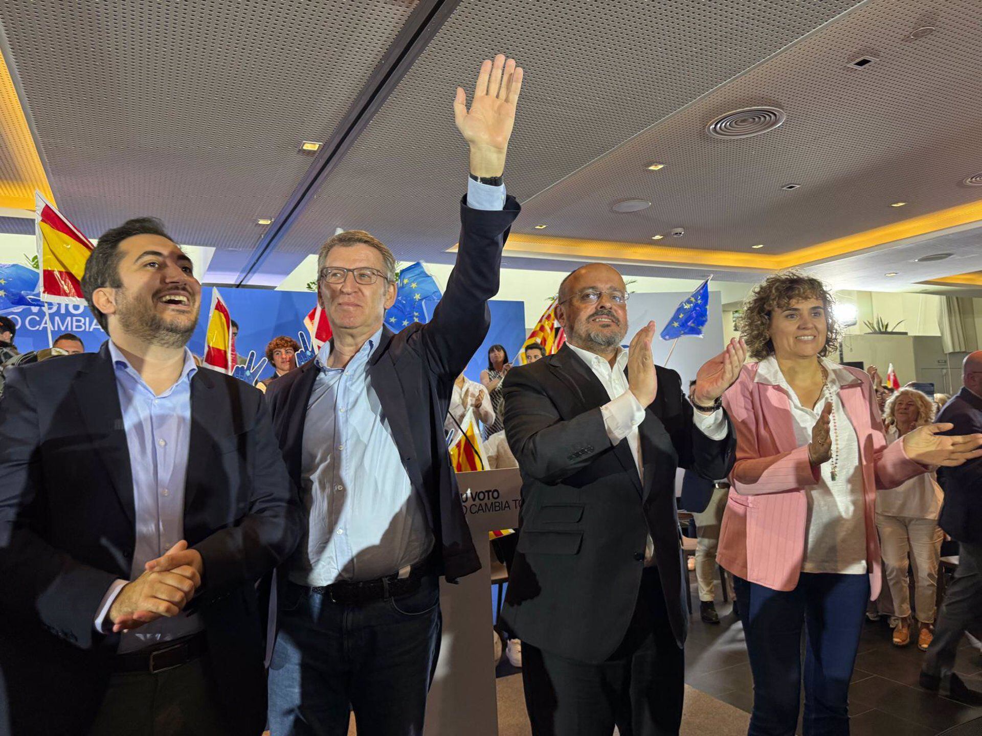 El candidato del PP a las elecciones catalanas, Alejandro Fernández, junto al líder del partido, Alberto Núñez Feijóo, a 3 de marzo de 2024. (Cristian Escribano/Europa Press)
