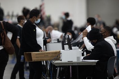 Voluntarios procesan votos anticipados en Detroit, Michigan, el 4 de noviembre.
