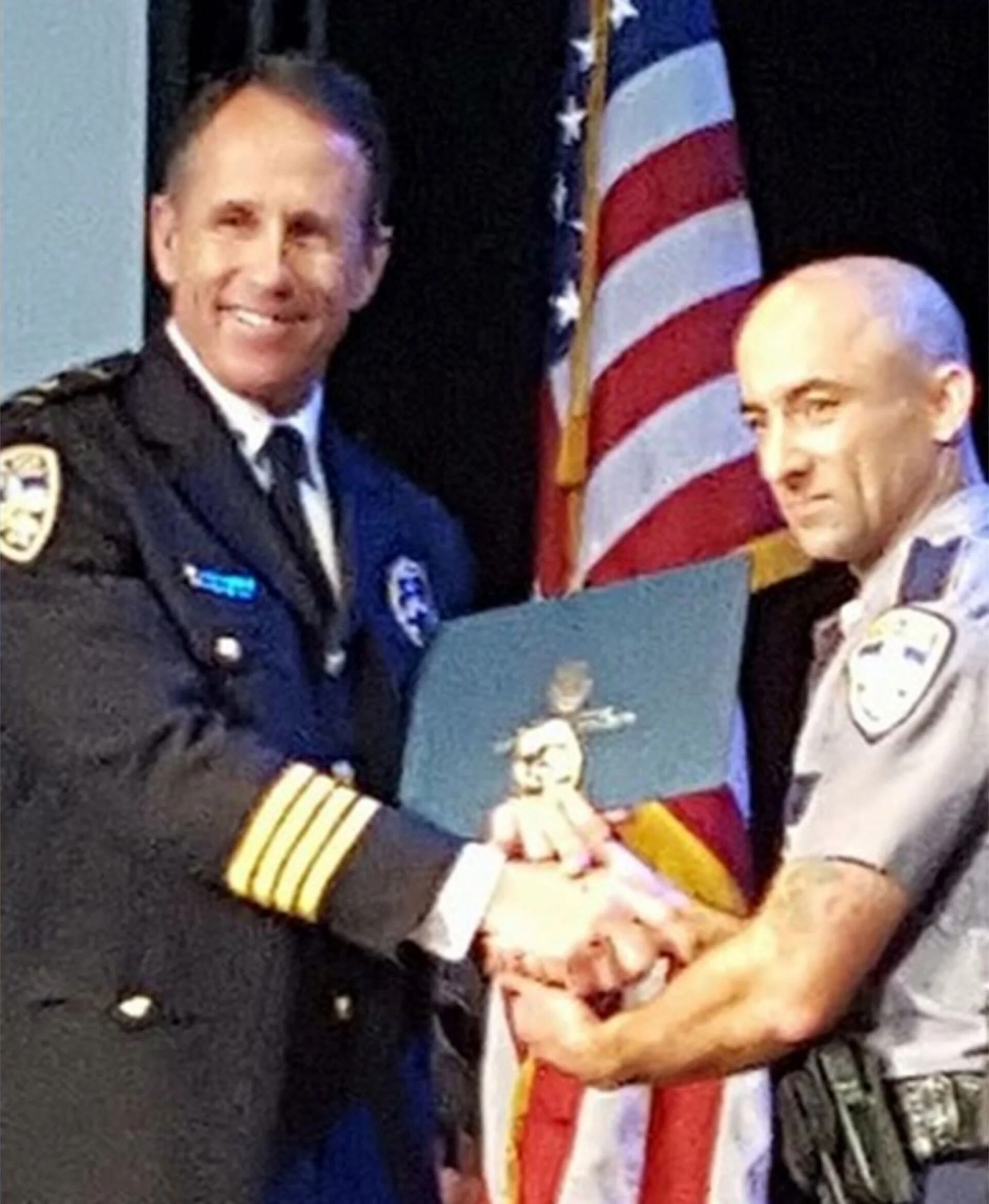 Matthew Gerald durante la entrega de un premio por su labor en la Policía de Baton Rouge