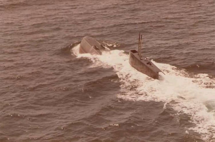 El submarino ARA San Luis saliendo a la superficie