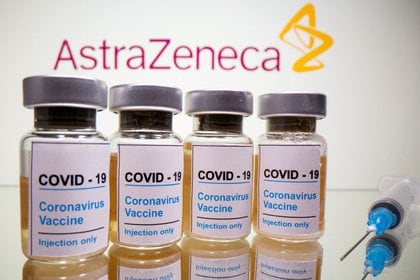 FOTO DE ARCHIVO: Varios viales con la etiqueta "COVID-19 / Vacuna coronavirus / Solo inyección" en inglés y una jeringa médica frente el logotipo de AstraZeneca en esta imagen de ilustración tomada el 31 de octubre de 2020. REUTERS/Dado Ruvic