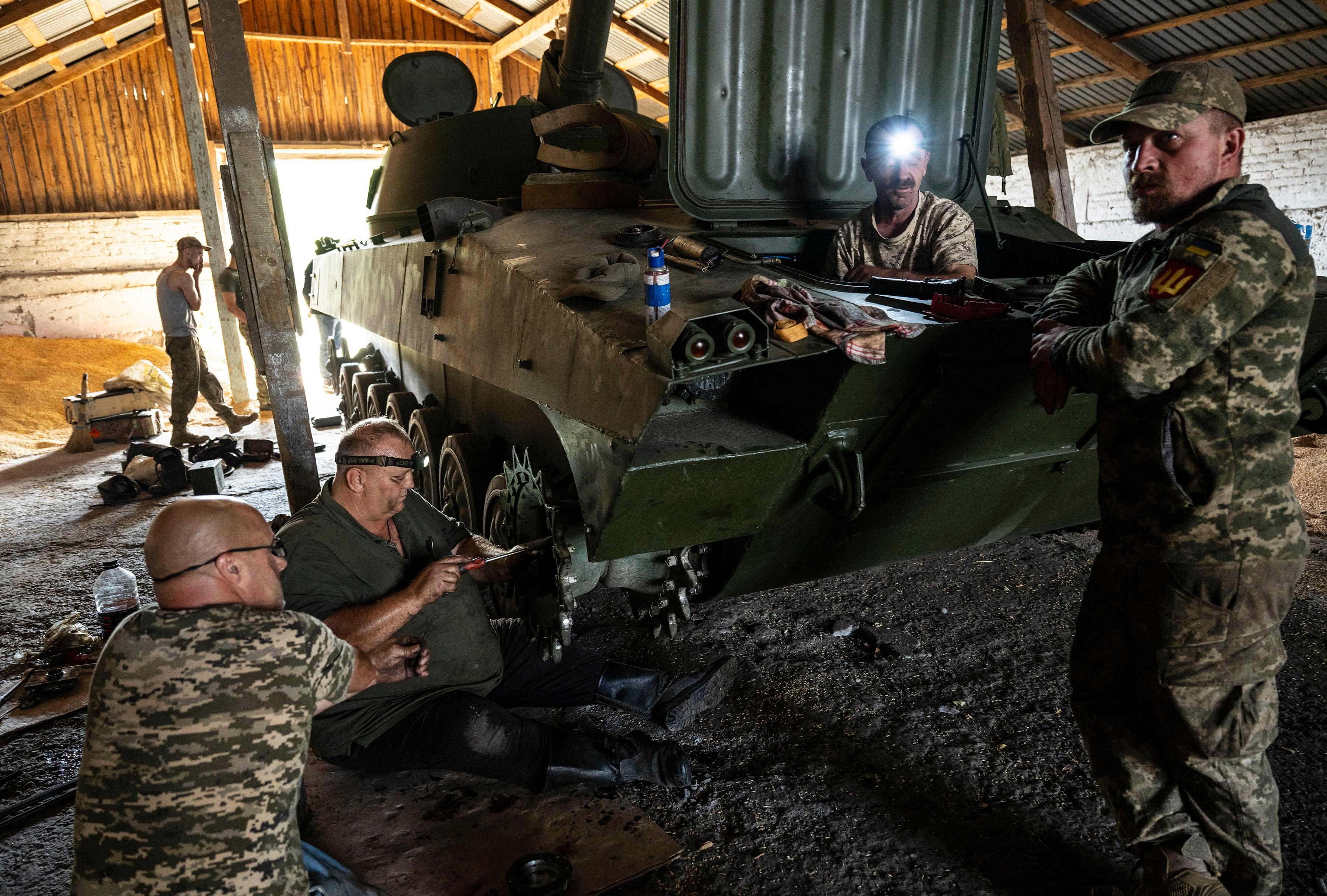 Soldados de la 128ª Brigada reparan una pieza de artillería averiada oculta en el interior de un edificio en la región ucraniana de Zaporizhzhia, el 16 de septiembre de 2023. En los meses transcurridos desde que comenzó en junio, la contraofensiva ucraniana para abrir una brecha entre las fuerzas rusas en el sur ha sido una lucha de infantería agotadora y sangrienta, con avances que a veces se miden en yardas. (Lynsey Addario/The New York Times)