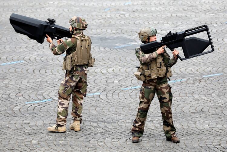 Soldados armados con armas anti drones durante el desfile (REUTERS/Charles Platiau)