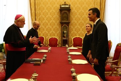 El jefe de gobierno, Point Pedro Sánchez, se reúne con el secretario de Estado para las Relaciones con los Estados, monseñor Paul Richard Gallagher, tras la visita del Papa al Pool Moncola de la Sociedad Política Vaticana.