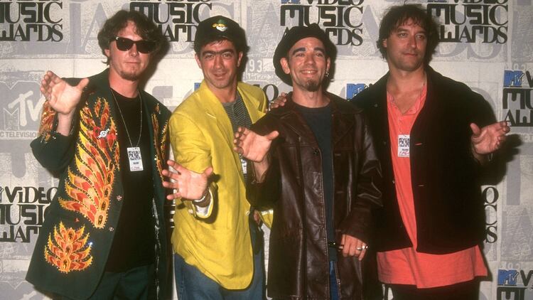 Mike Mills, Bill Berry, Michael Stipe y Peter Buck de R.E.M. en los premios MTV Video Music Awards en 1993 en California (Grosby)