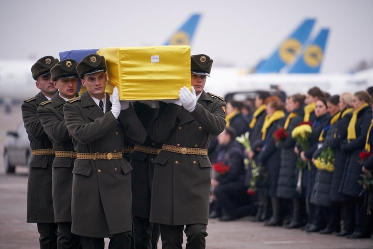 Soldados ucranianos llevan un ataúd con los restos de una de las víctimas del avión derribado por Irán. Foto: Reuters 