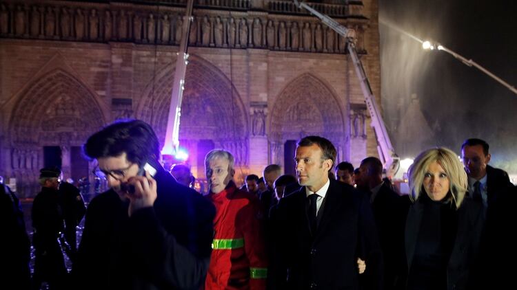 El presidente francés Emmanuel Macron junto a su esposa Brigitte camina afuera de la catedral de Notre Dame en París, donde los bomberos intentan preservar la estructura (Foto: REUTERS)