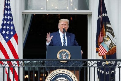 El presidente de Estados Unidos, Donald Trump, habla a sus seguidores desde un balcón de la Casa Blanca en Washington