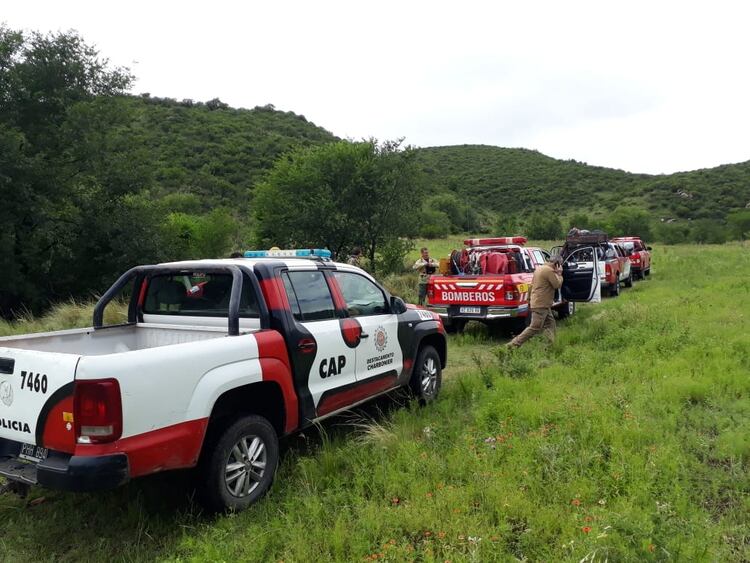En los operativos trabajan efectivos de la comisaría local, bomberos y agentes de rescate