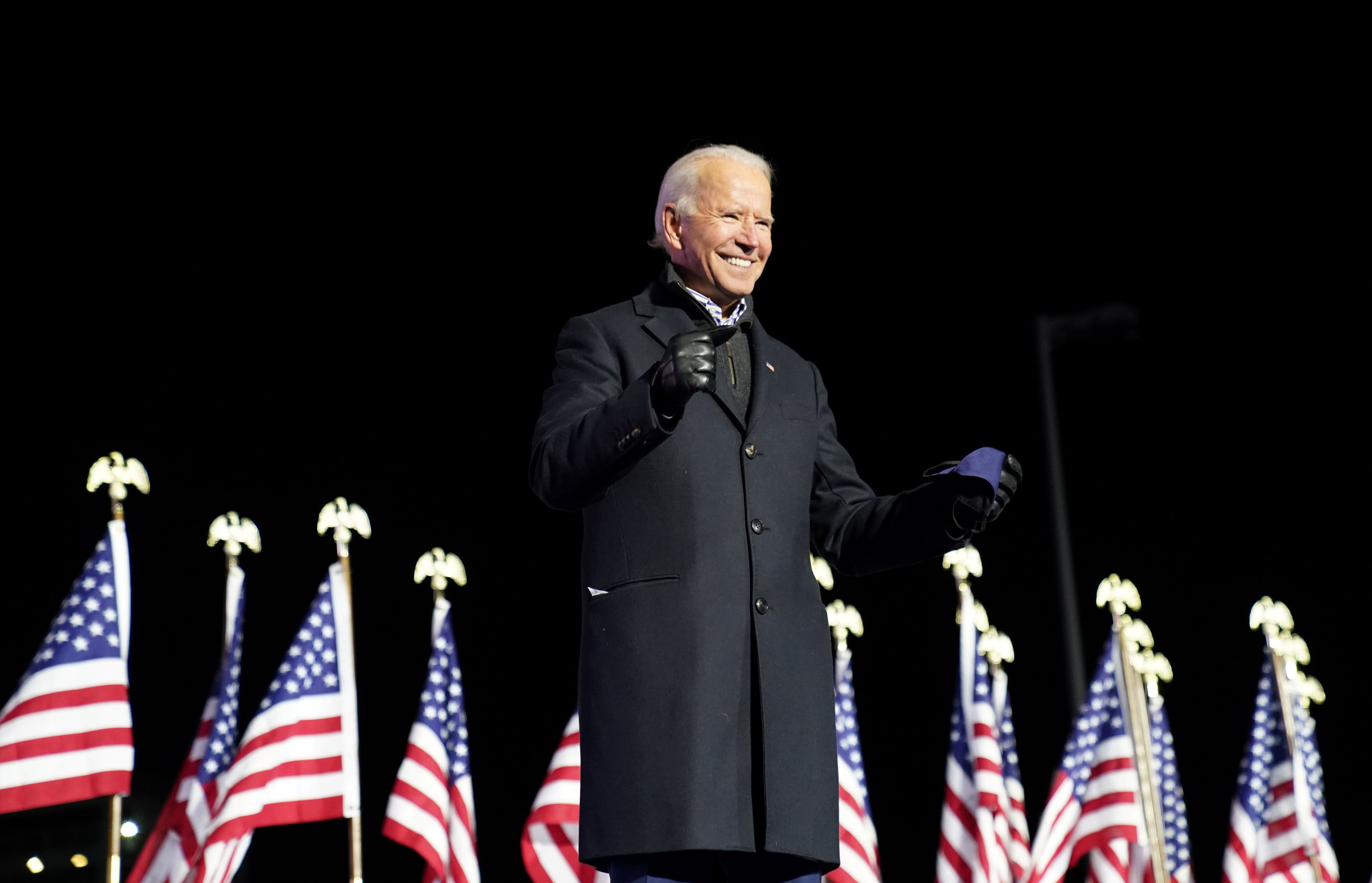 El candidato demócrata a la presidencia de Estados Unidos y ex vicepresidente Joe Biden sonríe durante un mitin de campaña en el Heinz Field en Pittsburgh, Pensilvania. REUTERS/Kevin Lamarque