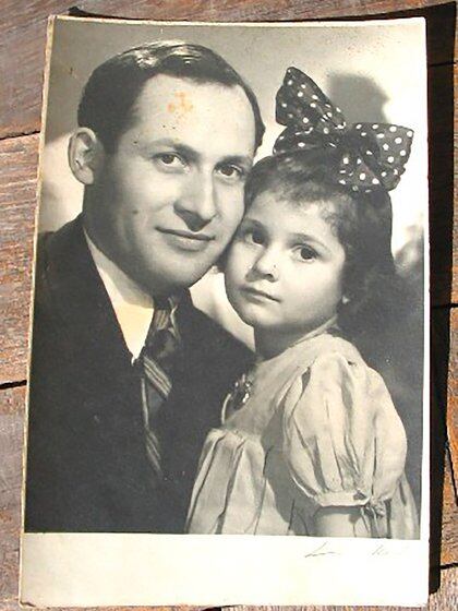 Rosa Rotenberg y su padre, Salomón, que sobervivió a tres campos de concentración y regresó a Varsovia para recuperar a su hija