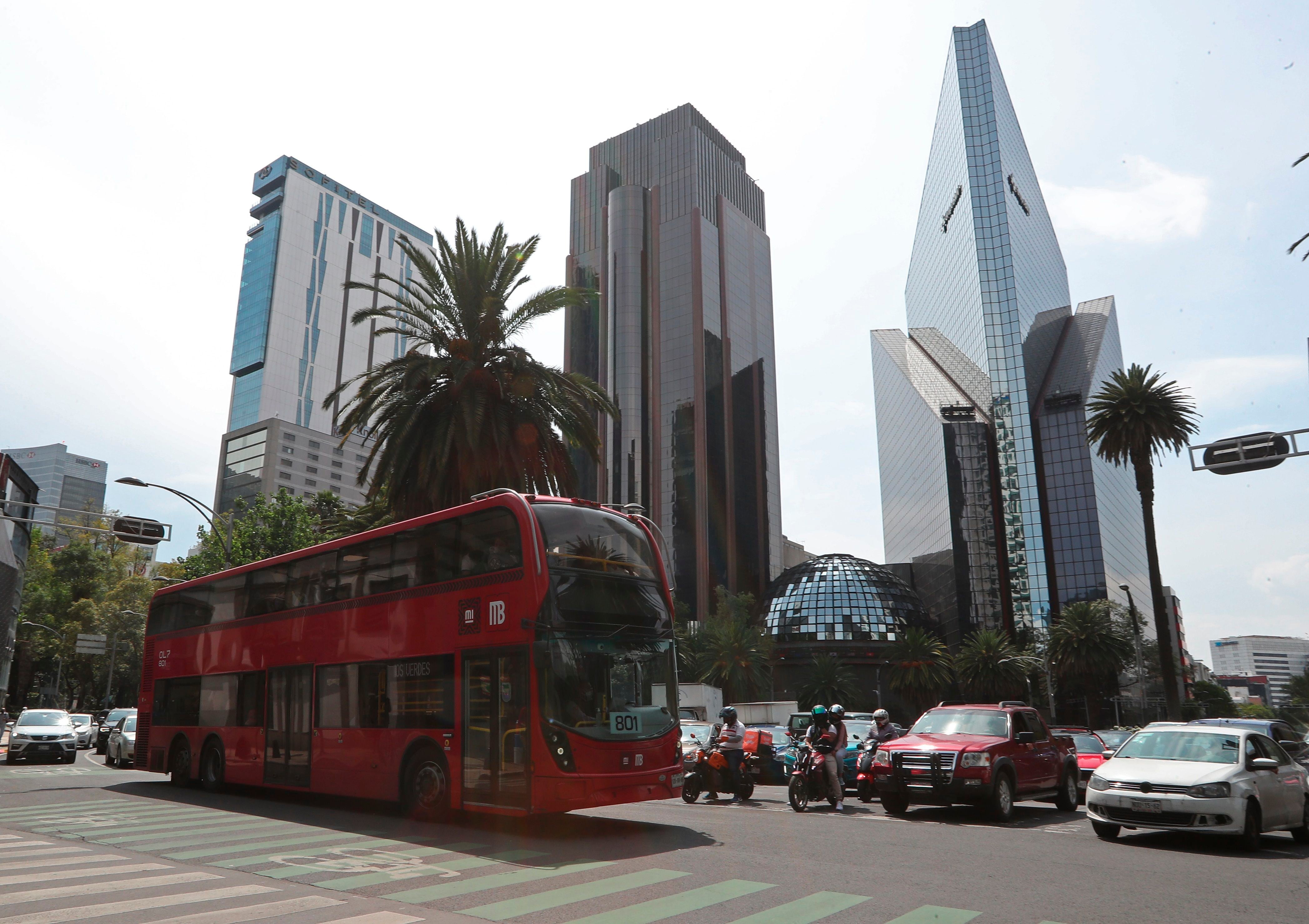 Línea 7 del Metrobús circulando sobre Avenida Reforma. (Twitter/@LaSEMOVI)