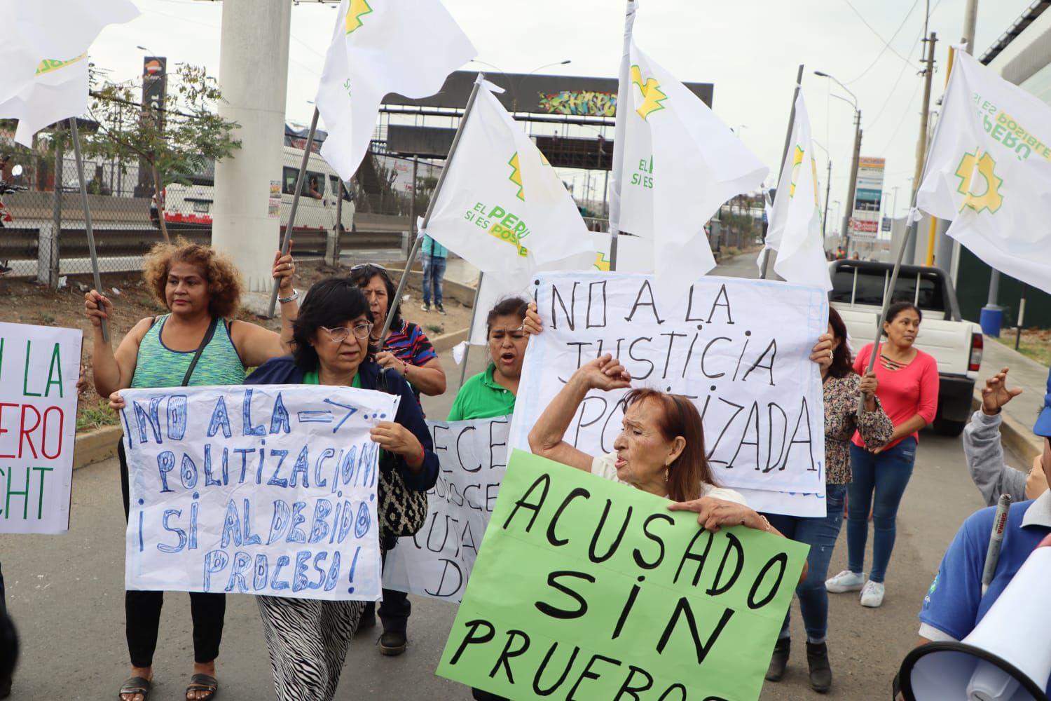 "Acusado sin pruebas", es la frase que se puede leer en algunos de los carteles en apoyo a Alejandro Toledo | Paula Díaz - Infobae Perú