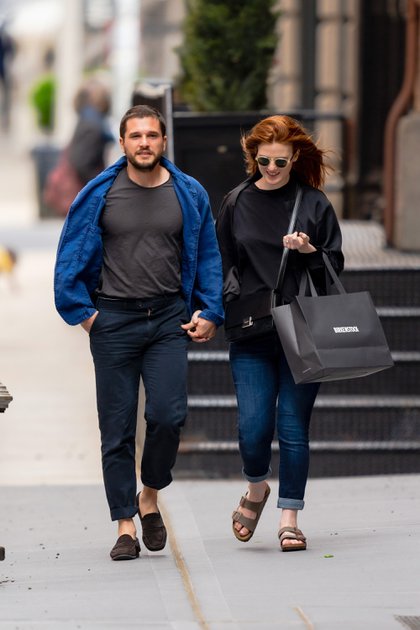 Romántico paseo. Kit Harington y Rose Leslie caminaron por las calles de Nueva York y aprovecharon para hacer algunas compras en una reconocida tienda de zapatos