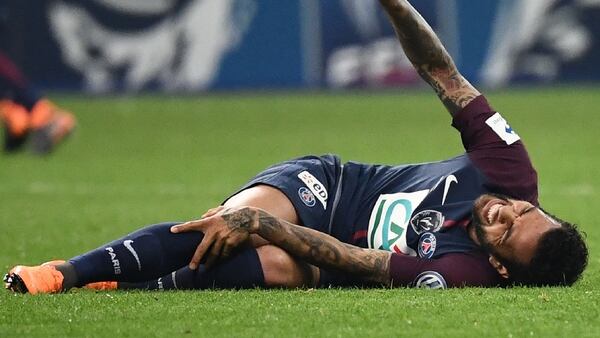 Dani Alves se perderÃ­a el Mundial por la lesiÃ³n de ligamentos sufrida en la final de la Copa de Francia (AFP)