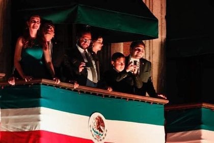 Los hijos de AMLO en uno de los balcones de Palacio Nacional. No fueron enfocados por las cámaras (Foto: Twitter @Ru2s)