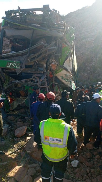 Rescatistas en el lugar del accidente.