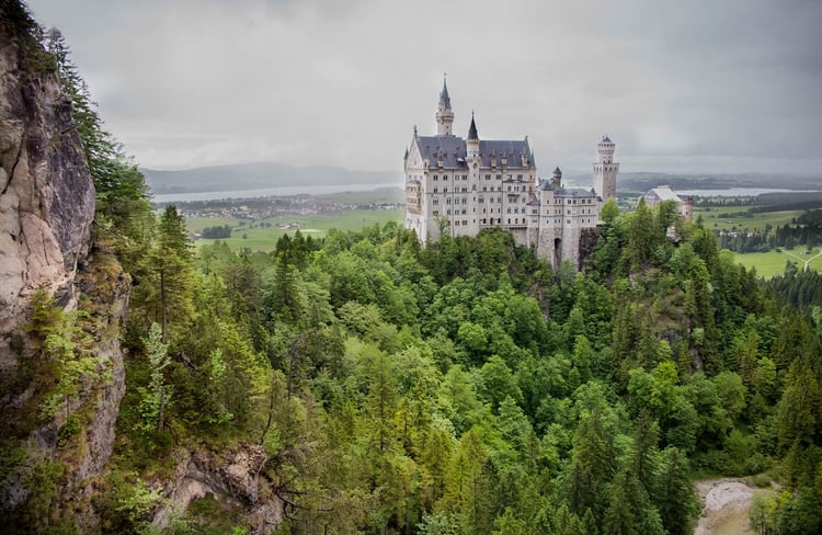El castillo de Neuschwanstein situado en el estado federado de Baviera es uno de los castillos más famosos del mundo. Su aspecto de cuento de hadas inspiró a Walt Disney a crear el Reino Mágico (Shutterstock)