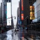 Una persona sin hogar empuja sus pertenencias a través de un Times Square desierto después del brote de la enfermedad por coronavirus (COVID-19). La economía norteamericana está virtualmente detenida y las alarmas sobre las consecuencias comienzan a sonar (Reuters)