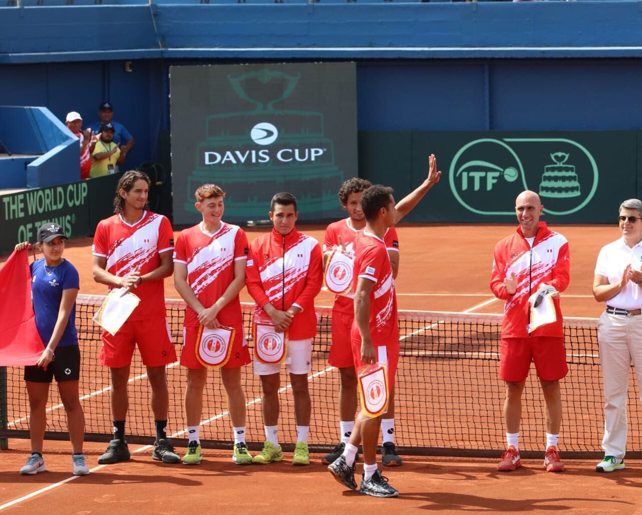 La selección peruana presentándose en la cancha para el duelo contra Noruega por el Grupo Mundial I de la Copa Davis.