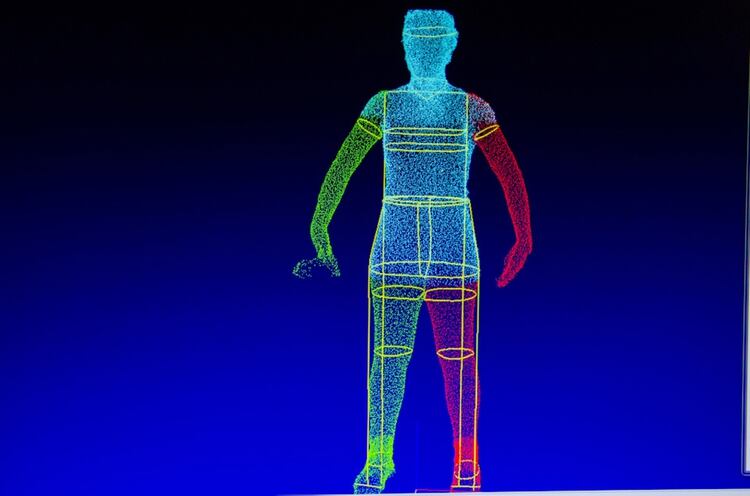 Para su realización se utiliza un equipo escáner corporal 3D. El escaneo genera en pocos segundos una imagen tridimensional completa del cuerpo humano y toma entre 300 y 400 medidas, a través de sensores infrarrojos (gentileza INTI)
