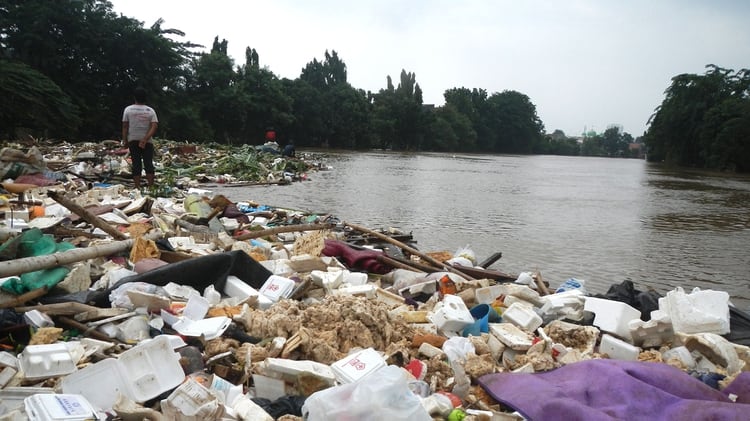 Basura acumulada en el río Ciliwung, en Yakarta, el 18 de enero de 2014. La basura impide el flujo de los ríos y causa inundaciones en la ciudad (Shutterstock)