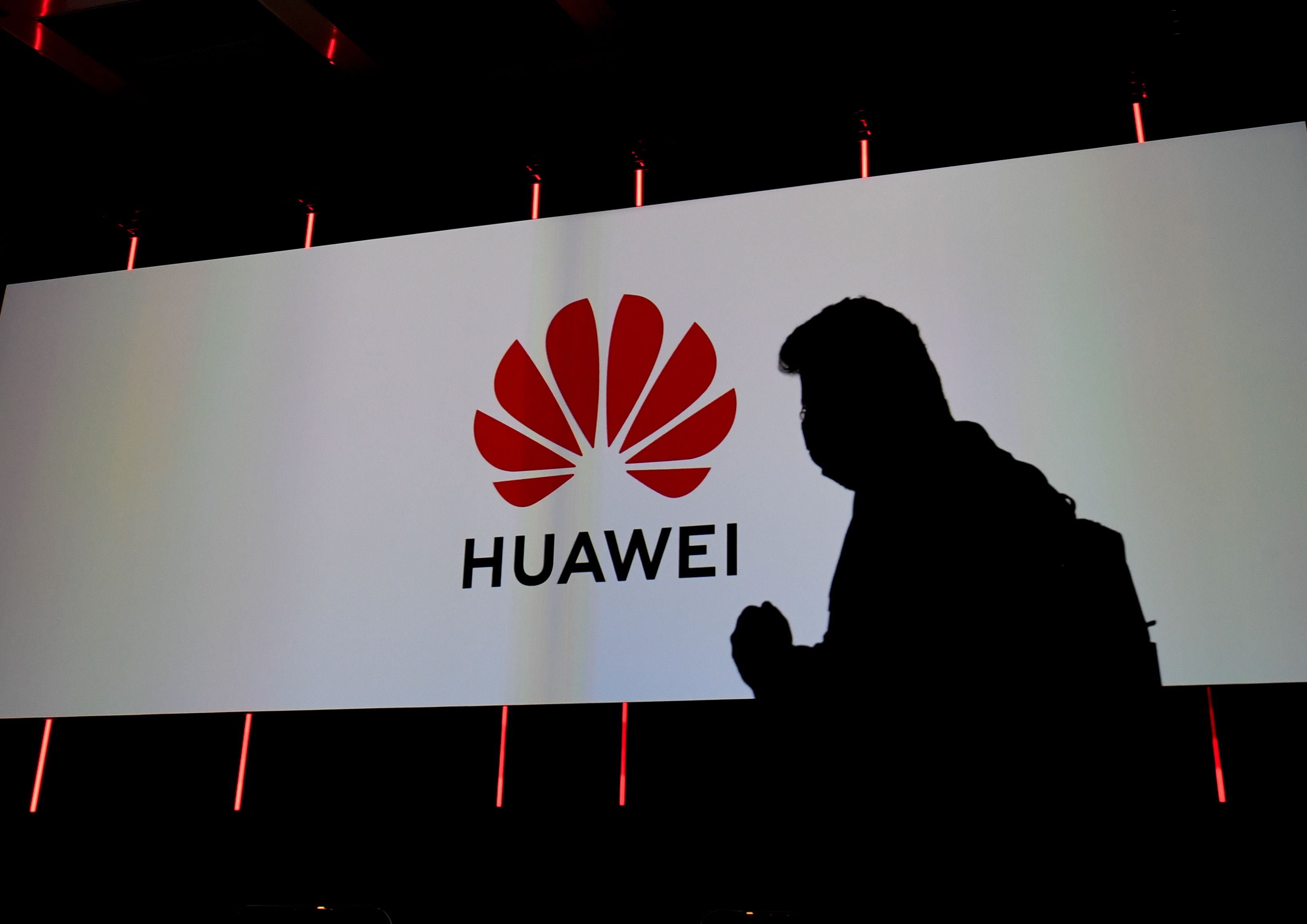 Las naciones europeas comienzan a prohibir los equipos de tendido de 5G de Huawei (EFE)