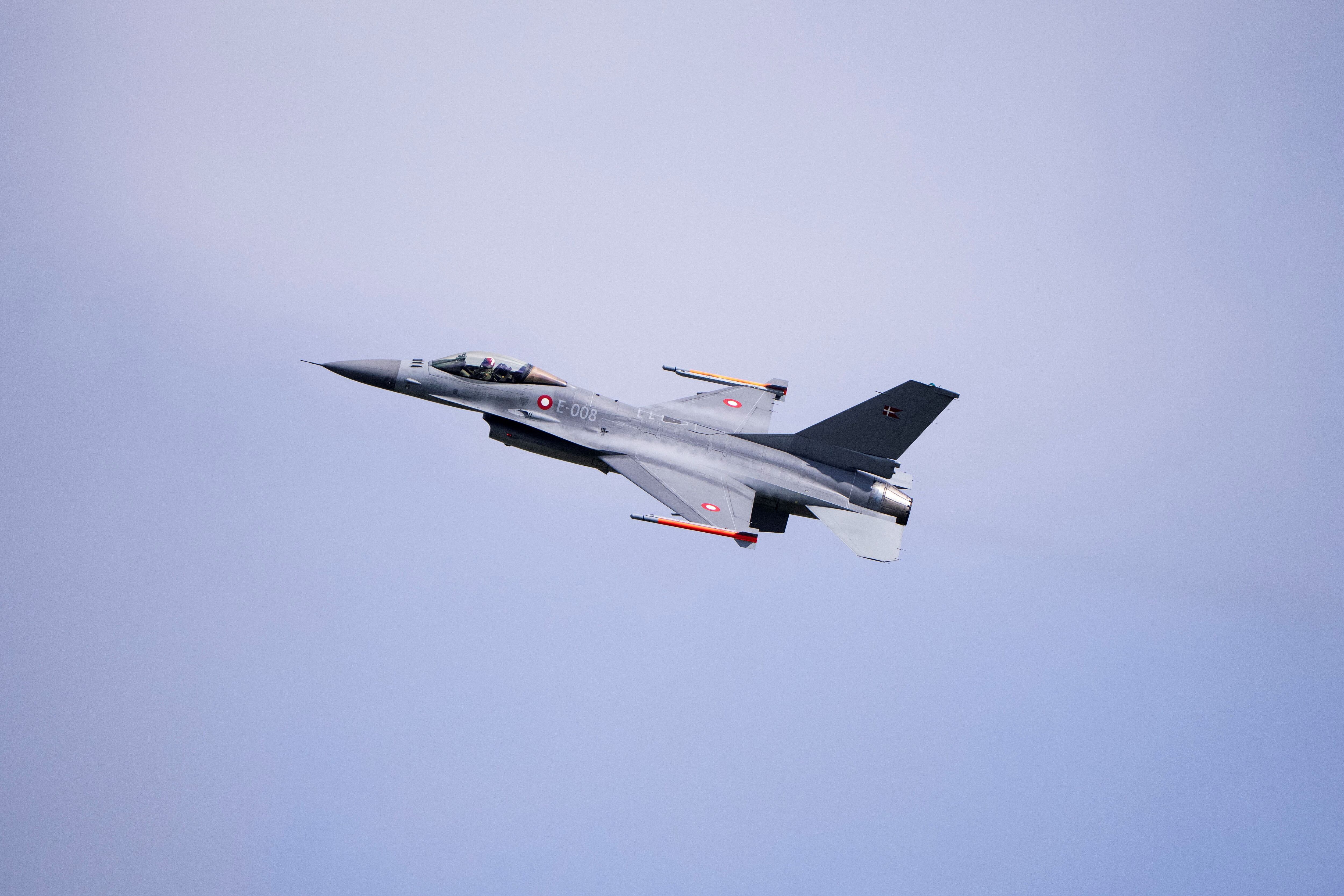 Imagen de uno de los F-16 en pleno vuelo, durante el acto en el que se formalizó la histórica compra que realizó el Gobierno para reforzar la Fuerza Aérea Argentina