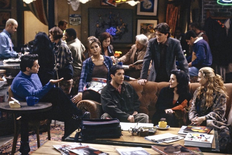En su lugar favorito en Central Perk, de izquierda a derecha: Joey (Matt LeBlanc), Rachel (Jennifer Aniston), Ross (David Schwimmer), Chandler (Matthew Perry), Monica (Courteney Cox) y Phoebe (Lisa Kudrow)