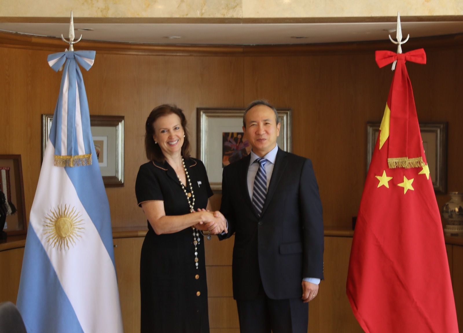 Diana Mondino con embajador de China