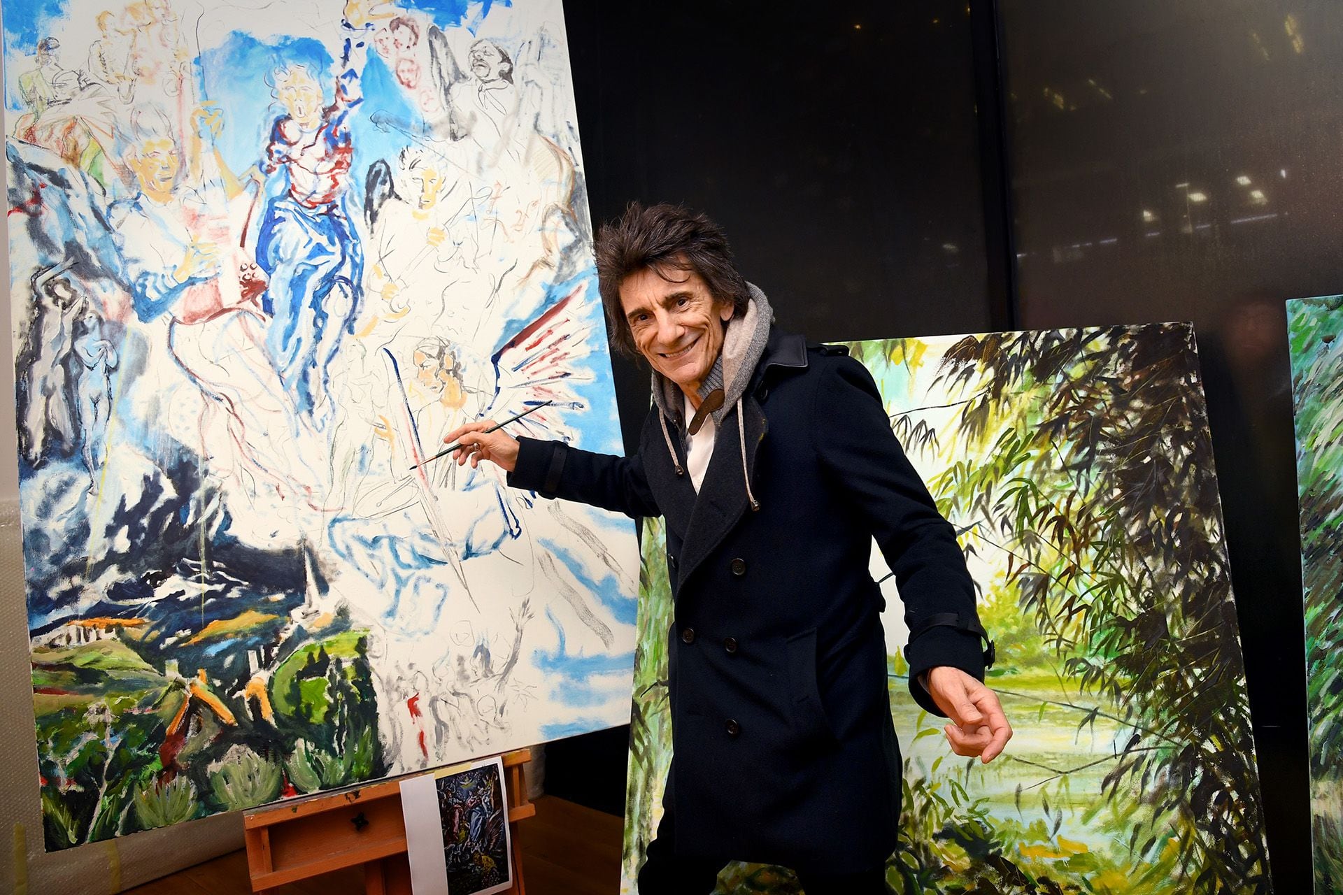 Ronnie Wood, enfrentando cáncer y rehabilitaciones, sigue siendo esencial para los Stones y ahora también brilla en el mundo del arte (Getty)